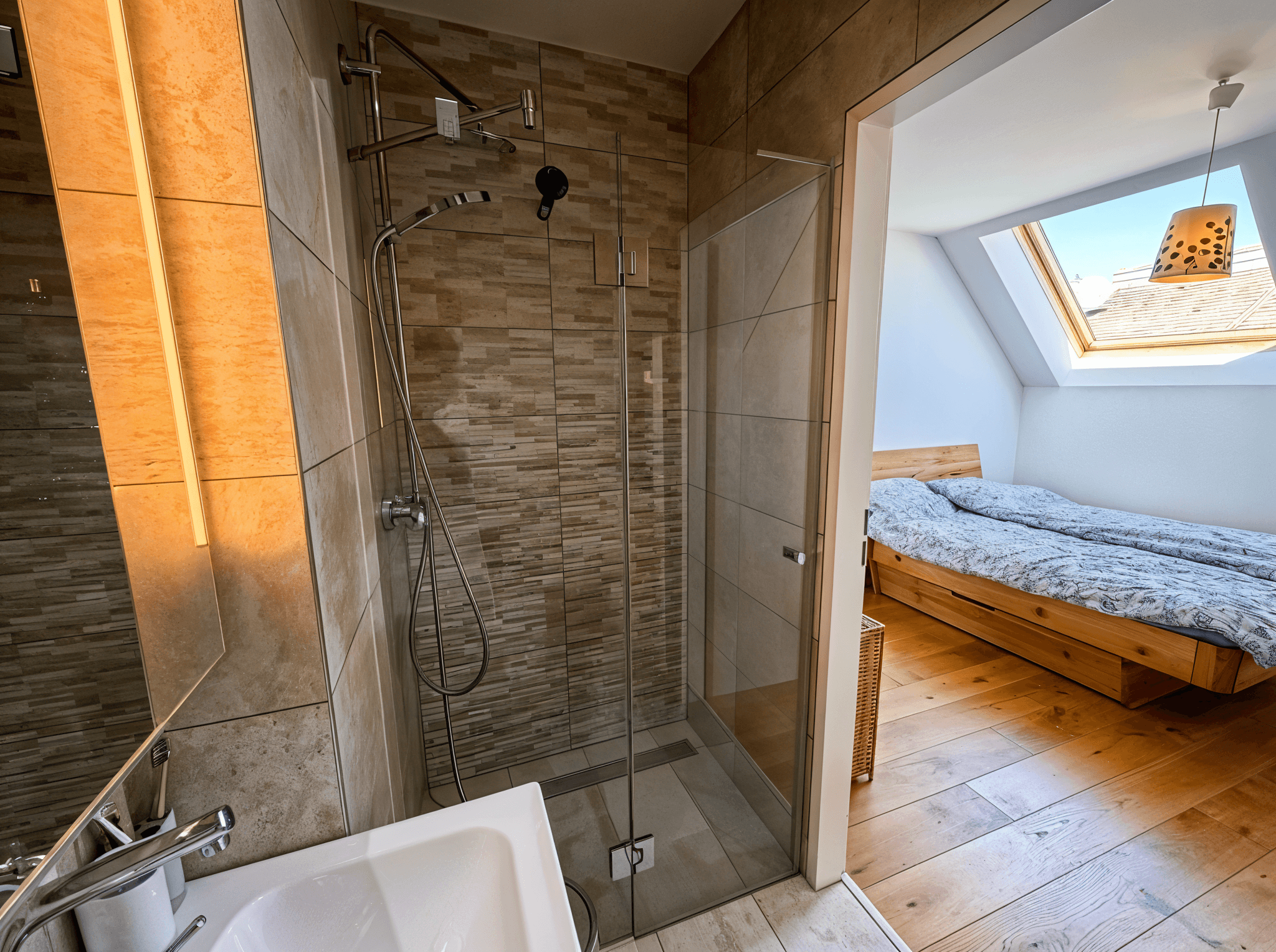 Badezimmer mit Blick in Schlafzimmer.png