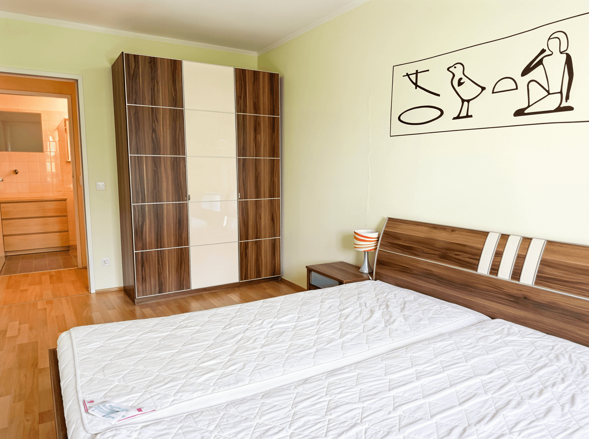Schlafzimmer mit Schrank.png