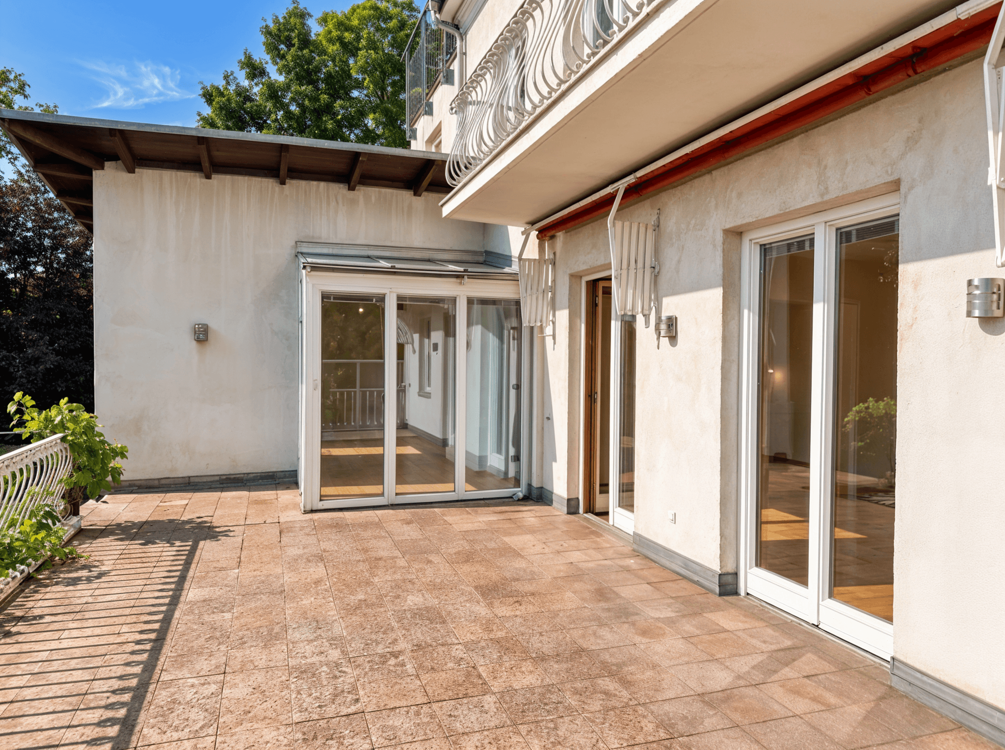 Terrasse mit Blick auf Wohnung.png