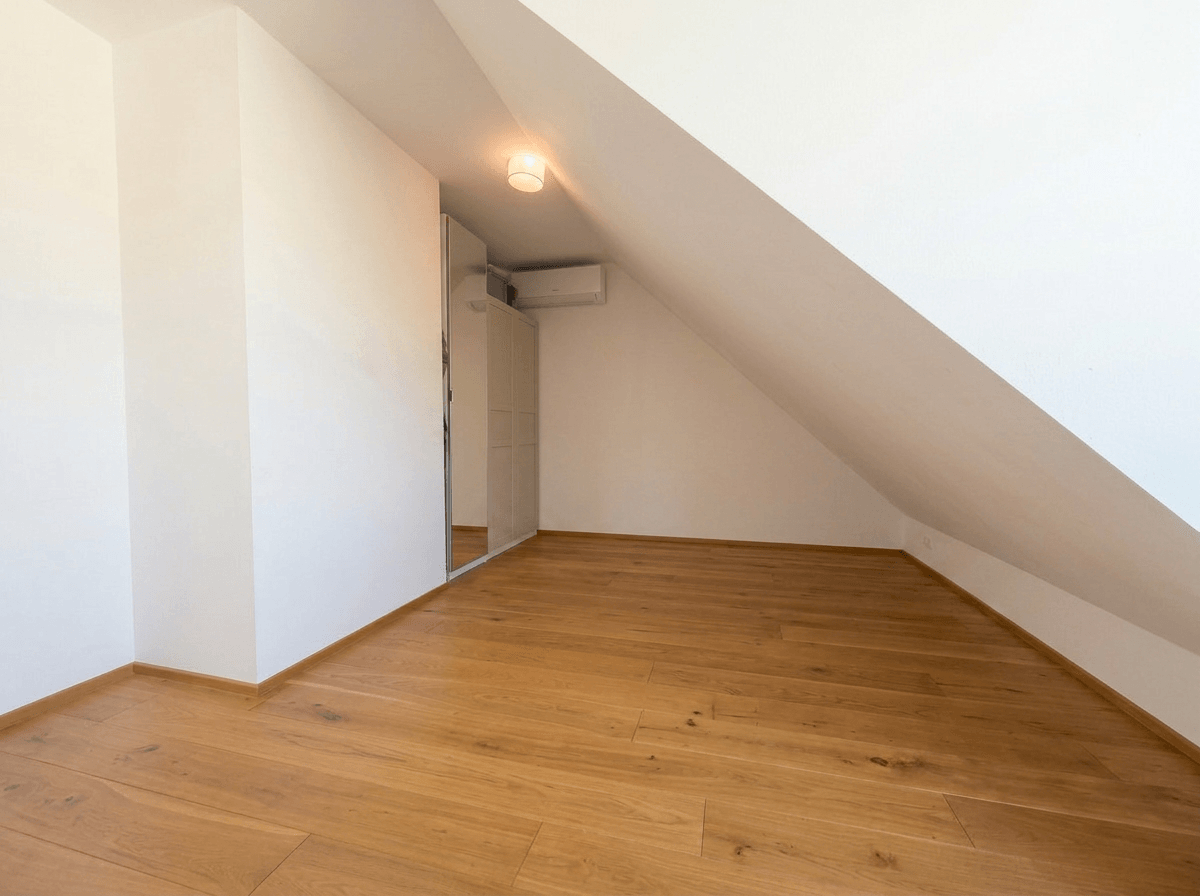 Schlafzimmer 2 oben leer.png