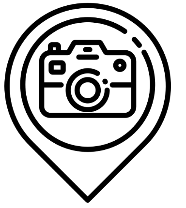 Symbol einer Kamera in einer Stecknadel, schwarz-weiß, repräsentiert Fotografie oder Standortkennzeichnung.