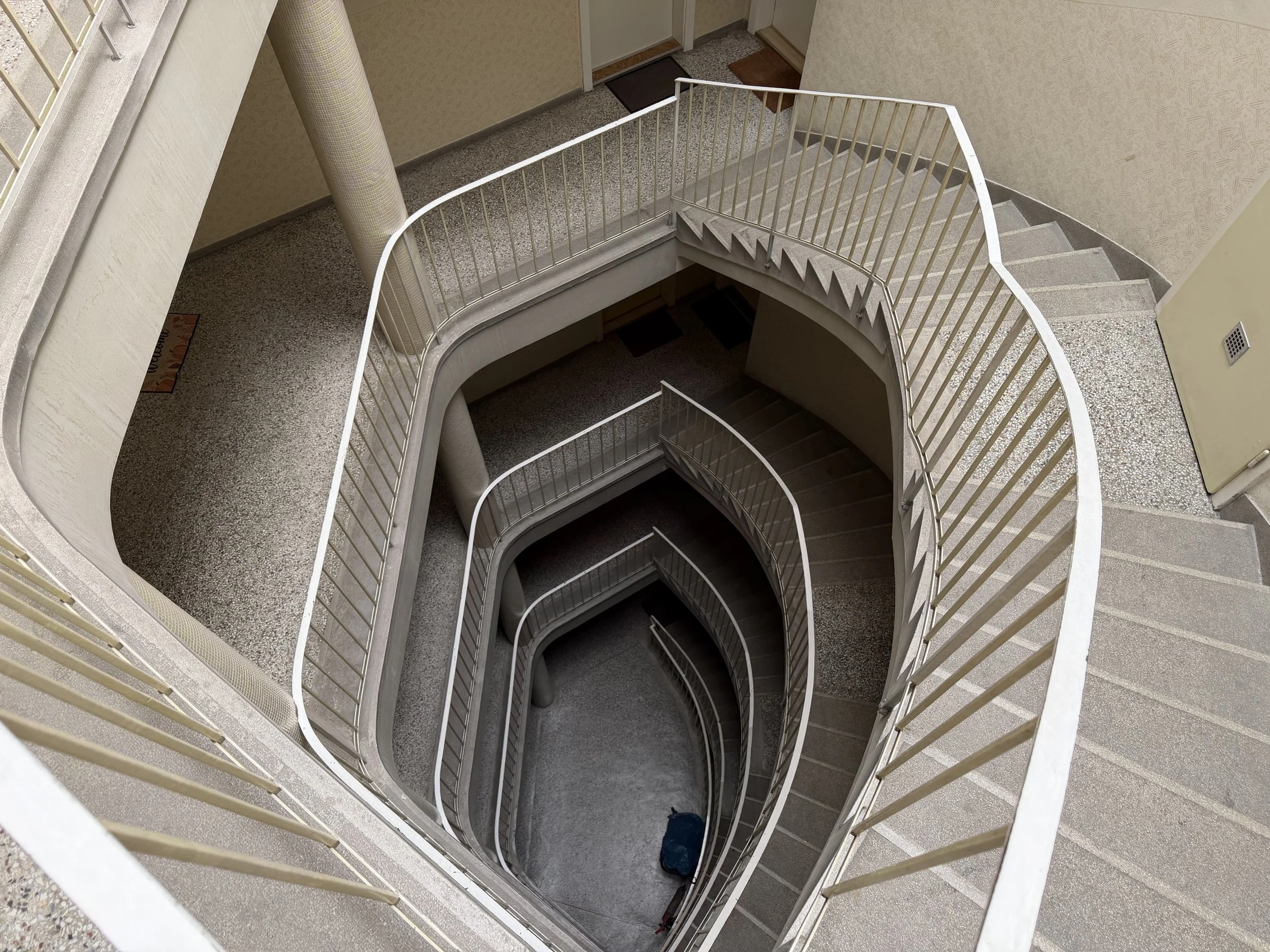 Stiegenhaus von oben.jpg
