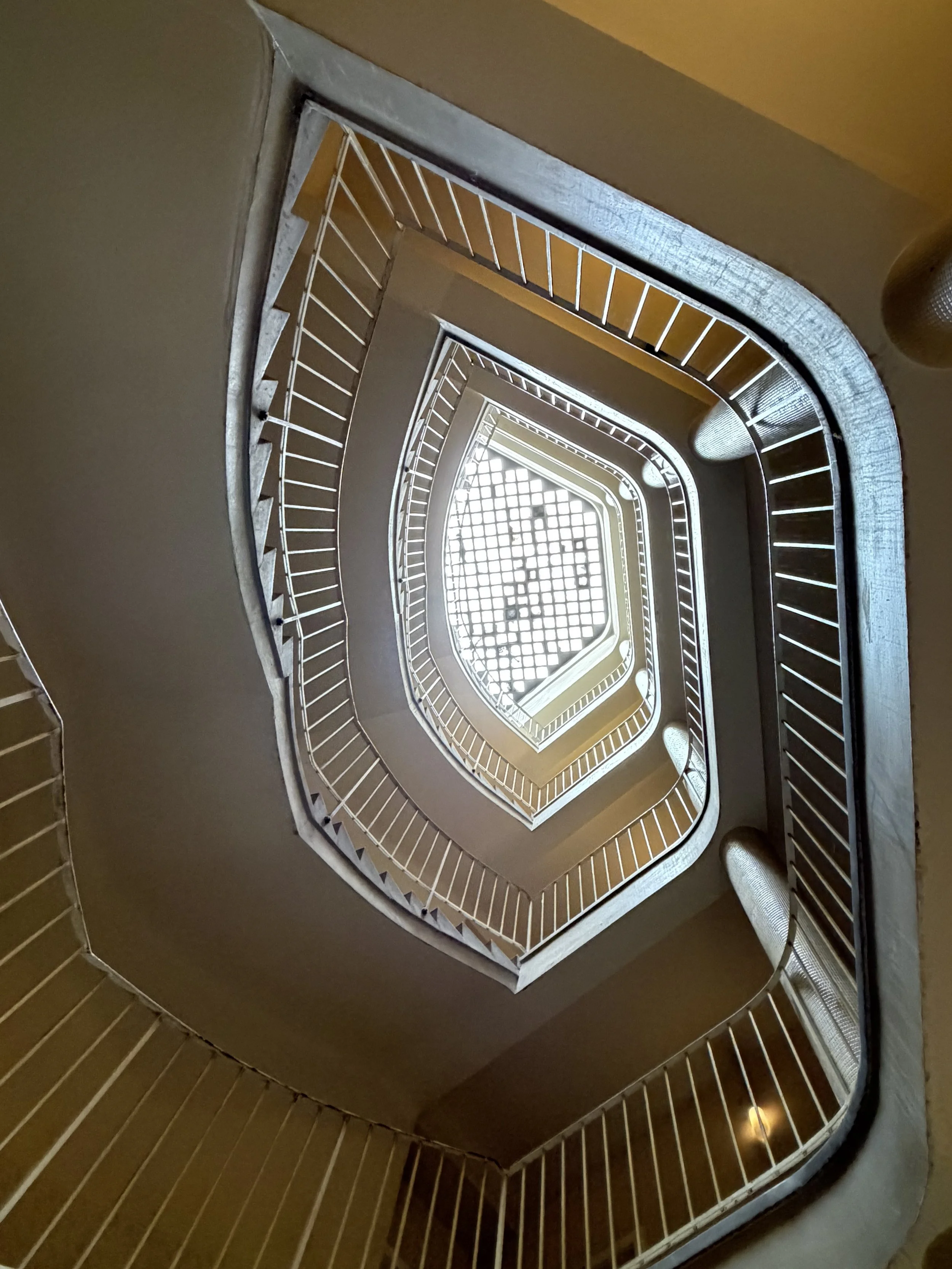 Stiegenhaus von unten.jpg