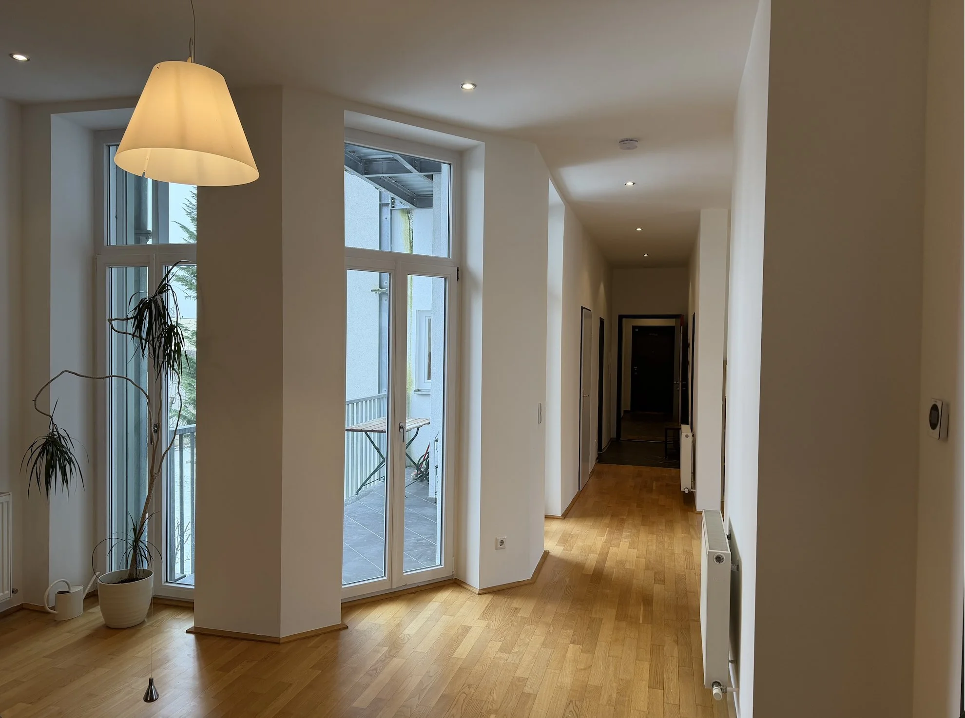 Küche mit Blick zur Loggia und Eingangstüre