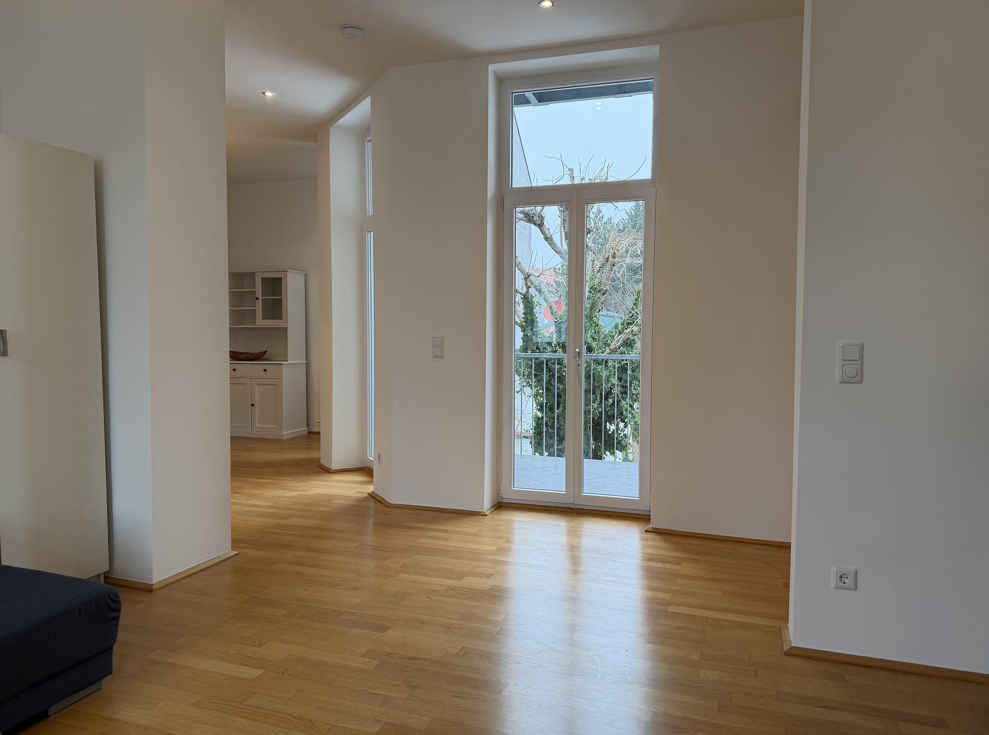 Blick Wohnzimmer Richtung Loggia ins Grüne