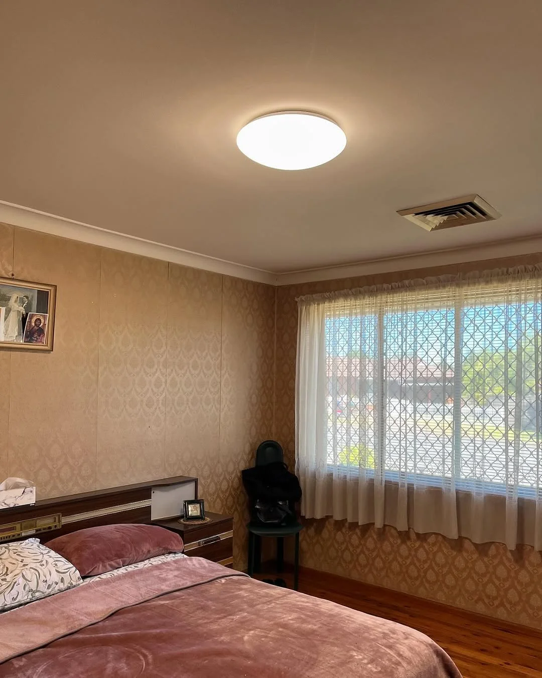 Edison bulb light fixture hanging from ceiling in modern interior