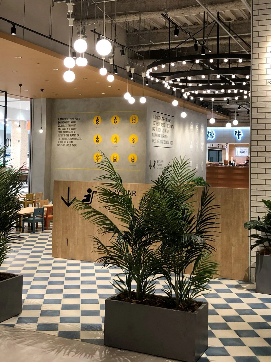 イーアス春日井
フードコート壁面装飾