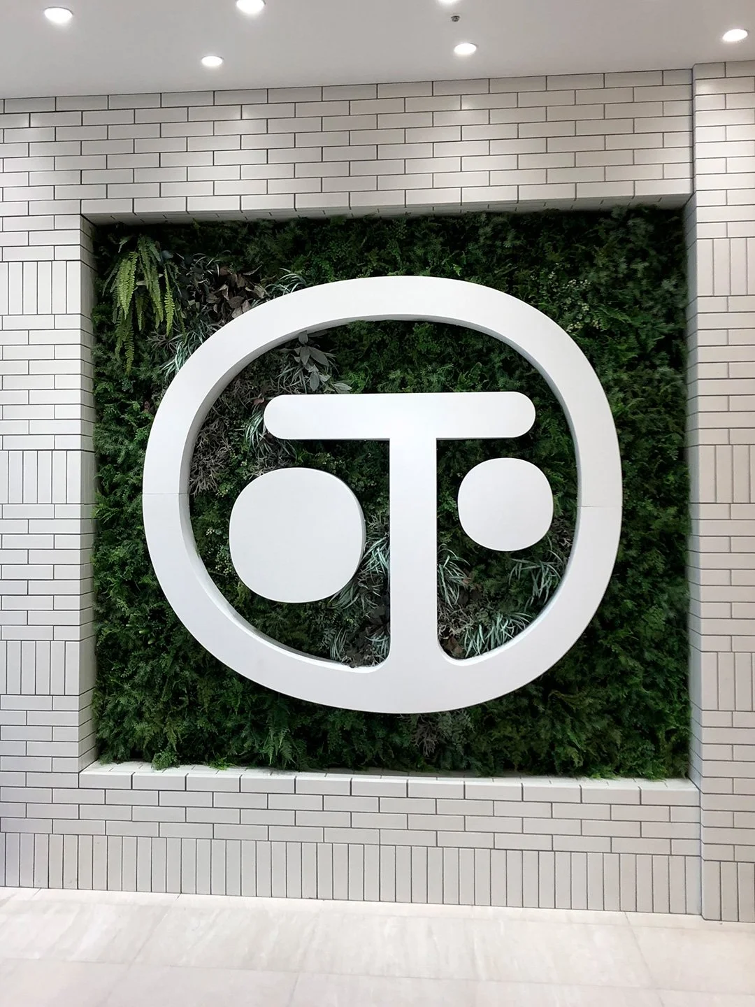 テラスモール松戸 logo back 植栽