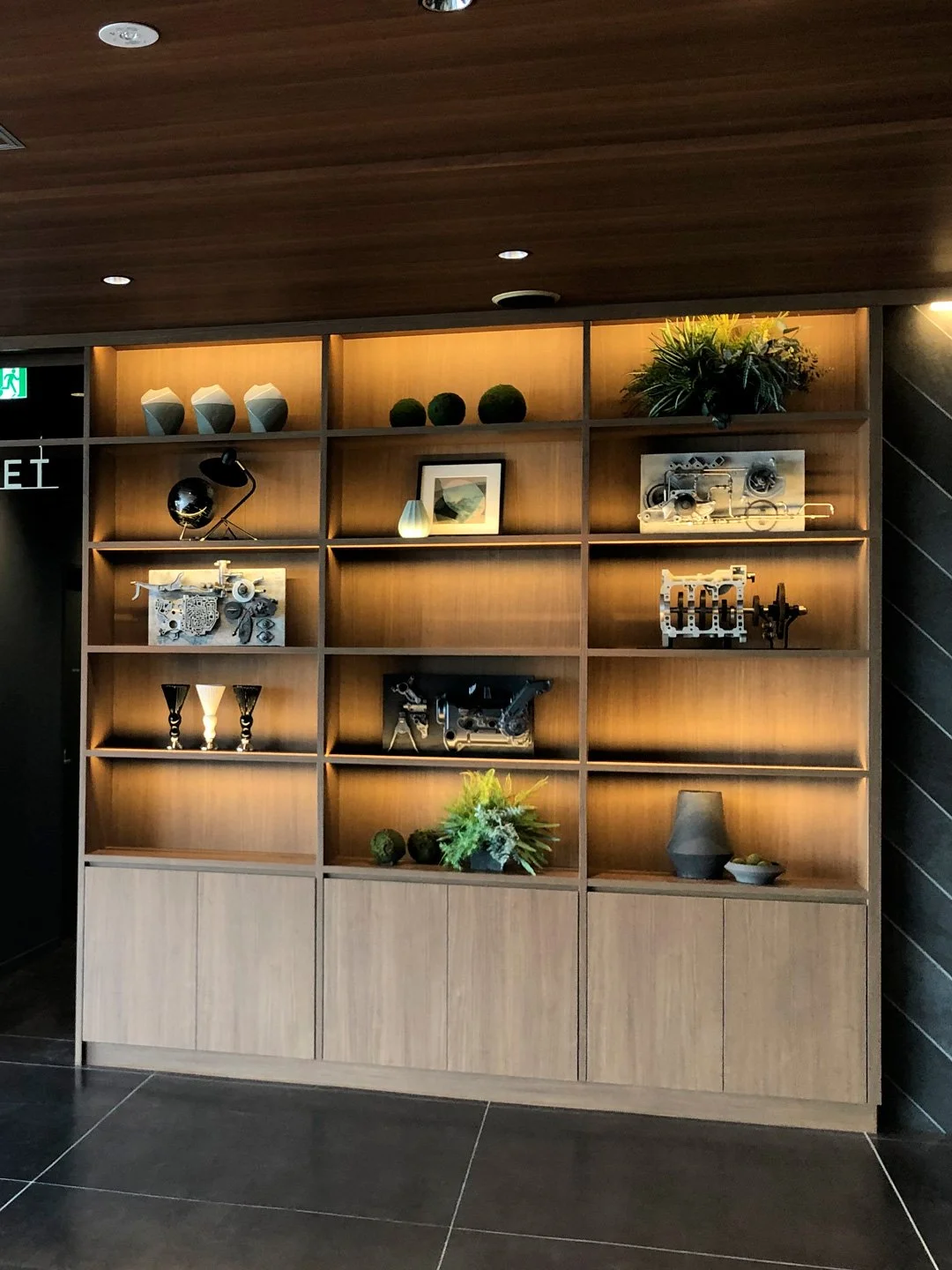 自動車販売店
自動車のパーツを使用しアップサイクルオブジェの制作/ディスプレイ