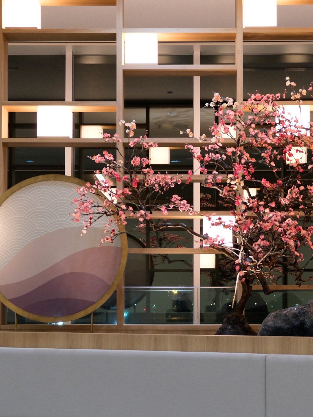 福岡空港 国際線搭乗エリア(日本の四季をテーマとした装飾)