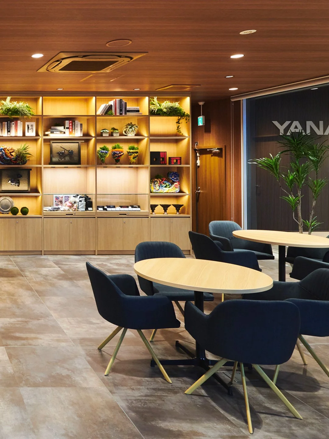 自動車販売店
自動車のパーツを使用しアップサイクルオブジェの制作/ディスプレイ