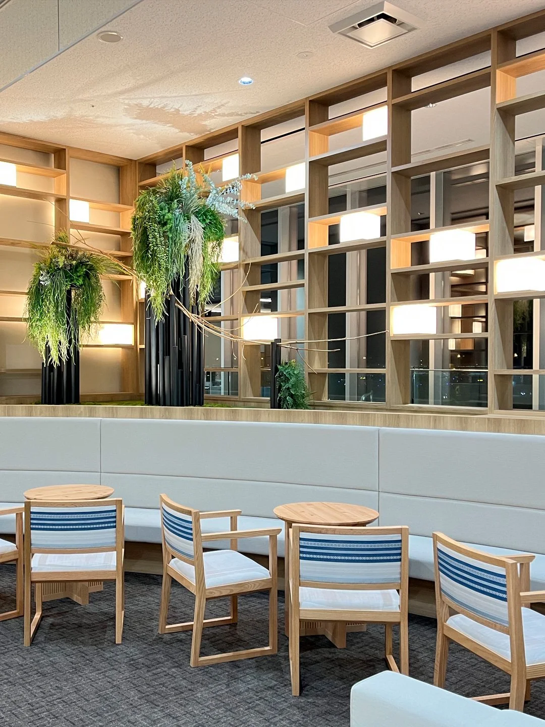 福岡空港 国際線搭乗エリア(日本の四季をテーマとした装飾)