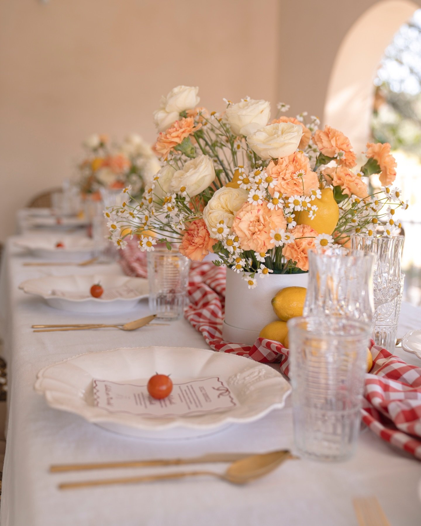 Una celebraci&oacute;n ba&ntilde;ada en luz, limones y detalles que huelen a verano eterno🍋✨
As&iacute; dise&ntilde;amos un evento que se siente y se recuerda🥰

#agenciadeeventos #agenciadeeventosbarcelona #eventos #fiestasprivadas #decoracioncumpl