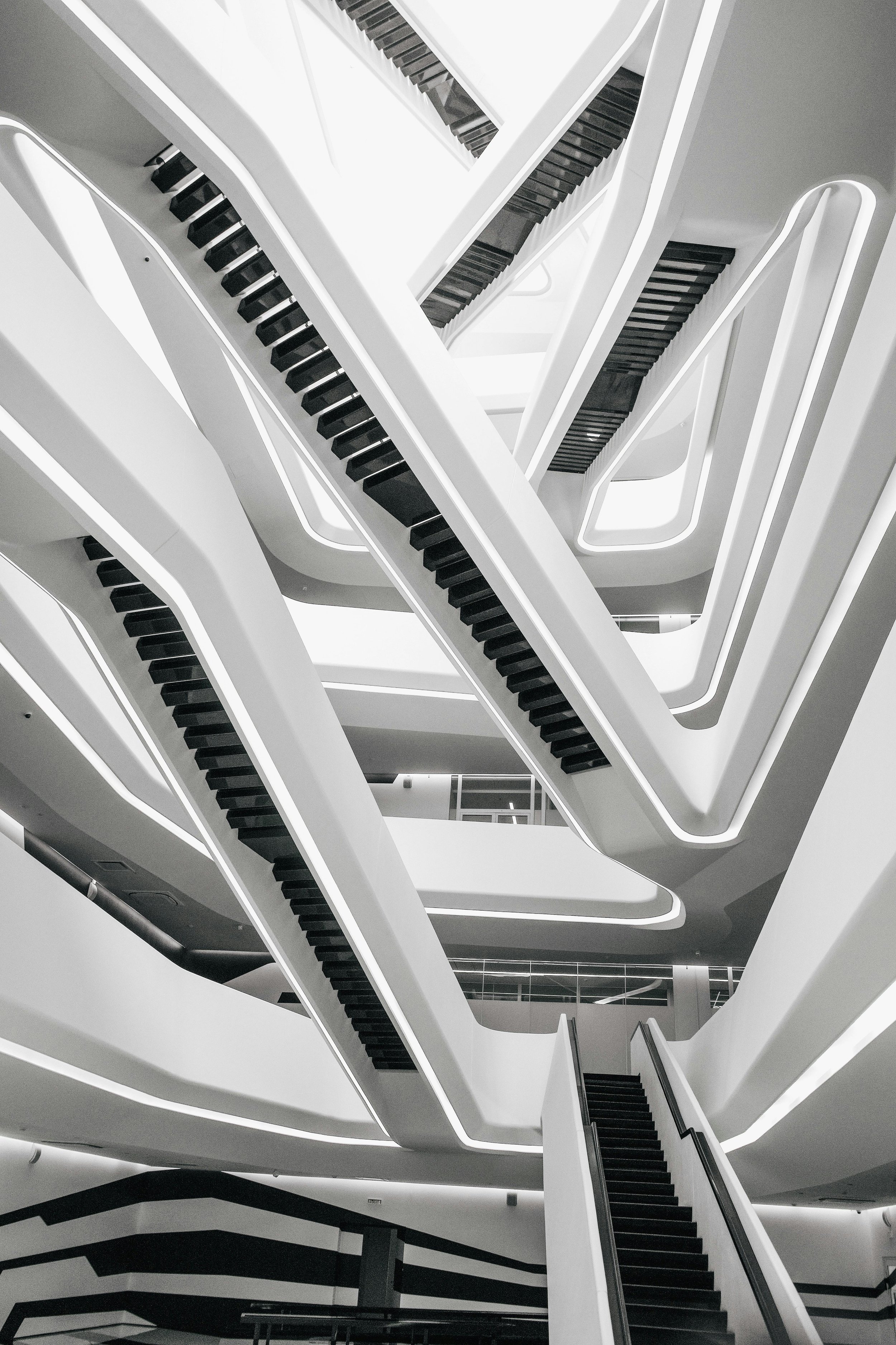 Escalatores, vue en plongée, design minimaliste en blanc et noir.
