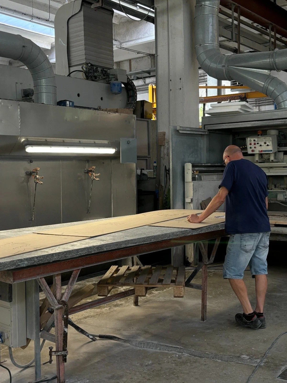 un artisan devant un atelier dans une manufacture