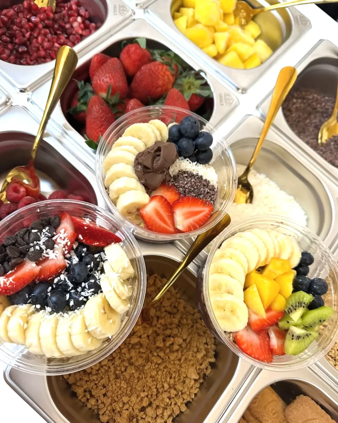 Açai bowls by Glow Bowls Co. layered with fresh fruit, granola and seeds, served at the Sojourn Summer Social wellness event in Leicestershire.