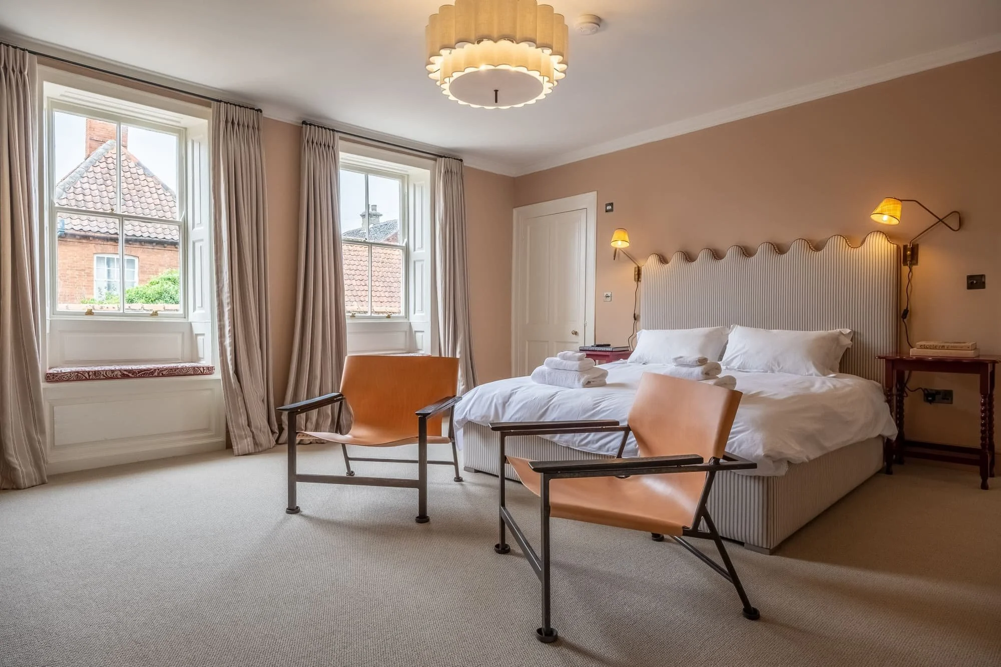 Spacious bedroom with ensuite in a large group holiday house near the Norfolk coast