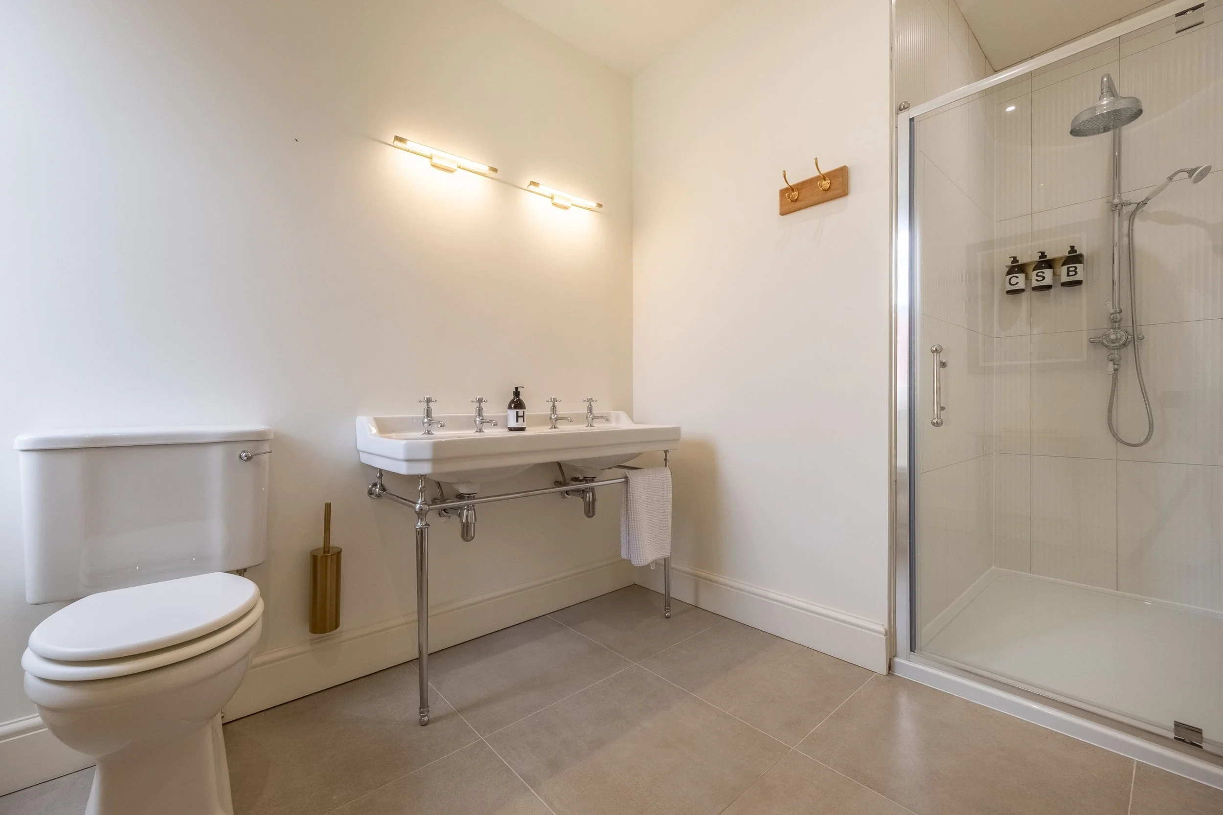 Norfolk-coastal-holiday-rental_ensuite.jpg