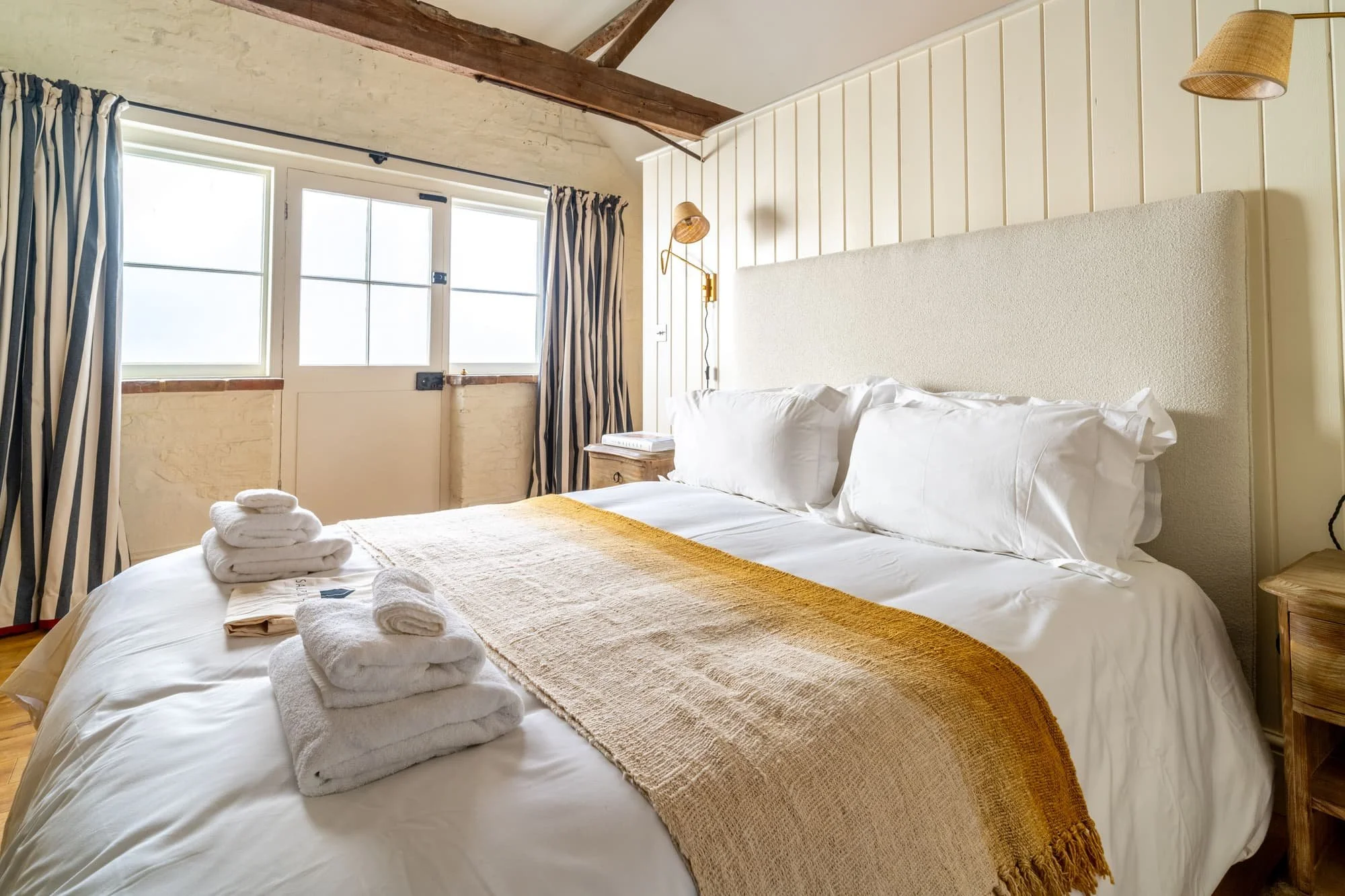 Norfolk-group-holiday-home-chancery-house-salt-and-hay-bedroom.jpg