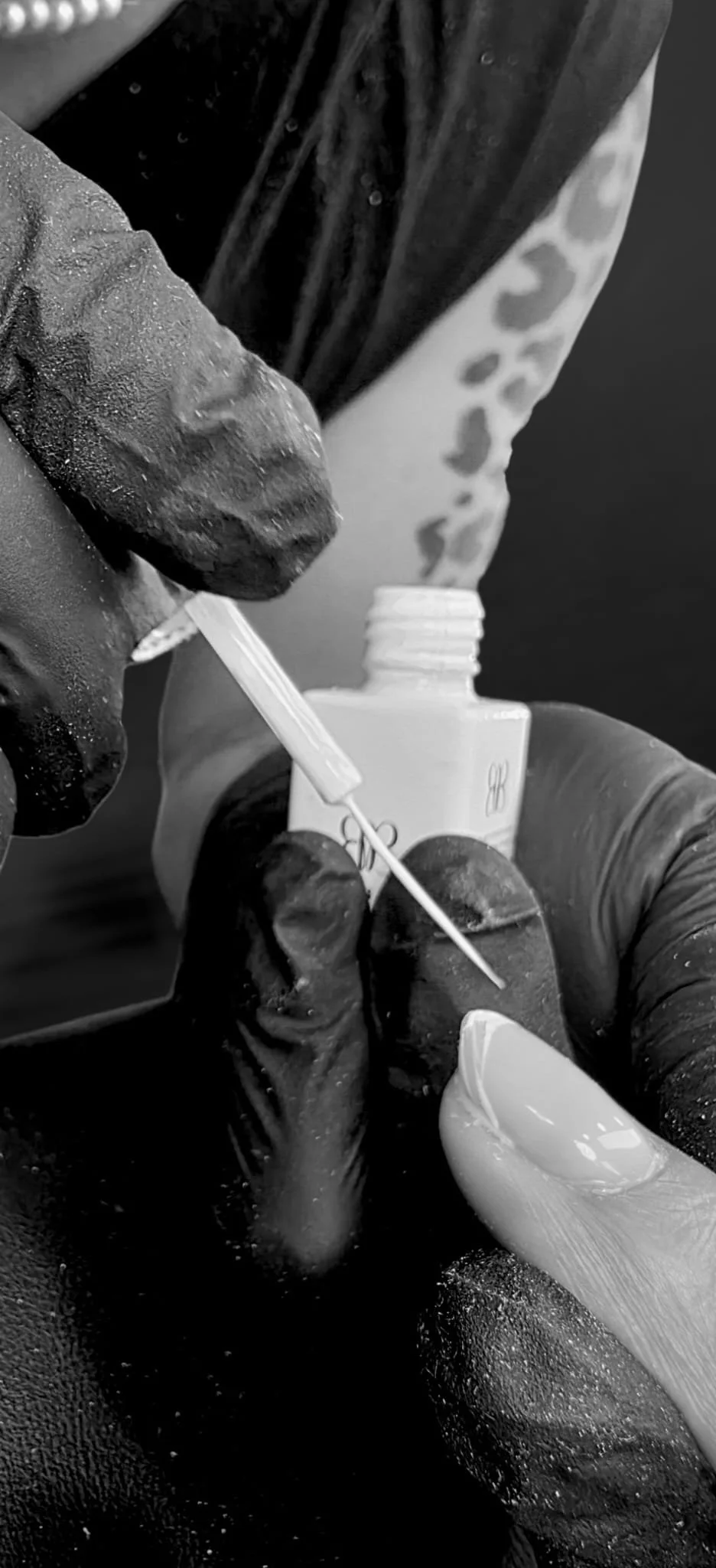 Hombre aprendiendo a hacer manicura francesa