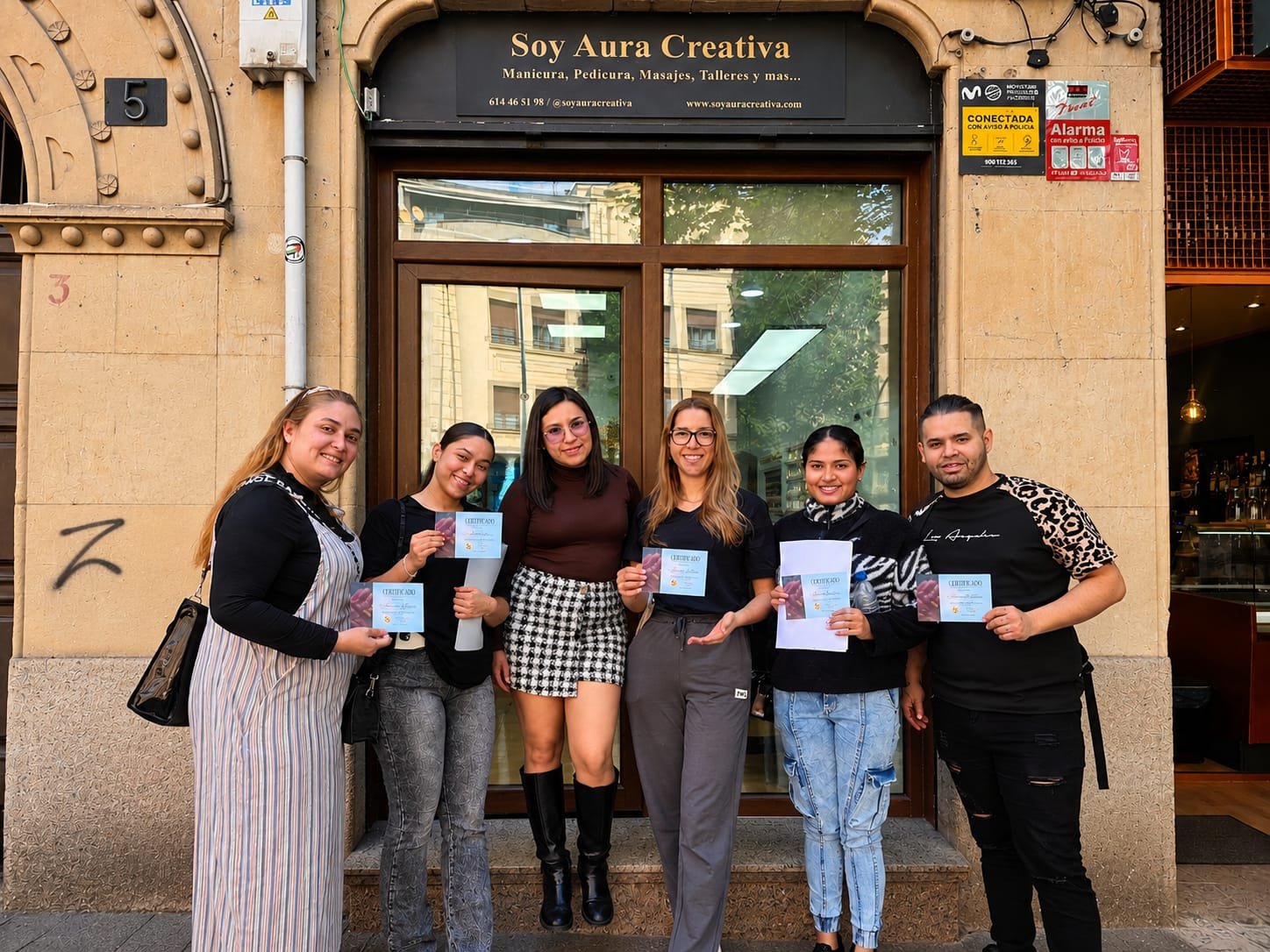 Grupo de estudiante con los certificados despues de terminar un taller de manicura semipermanente