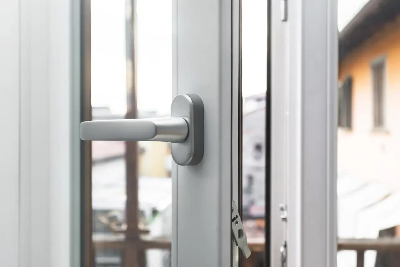 Reemplazar cerradura en puerta de aluminio