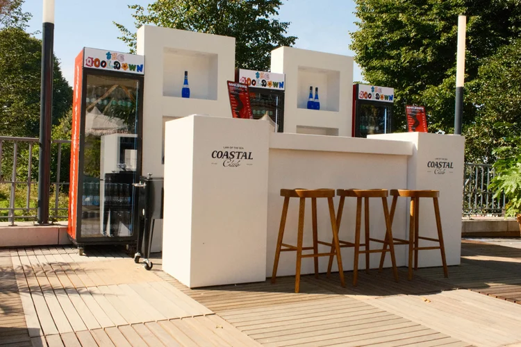 Weiße Bar des Coastal Club bei einem Markenevent