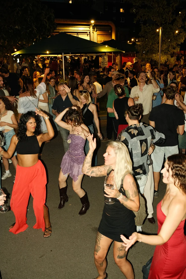 Tanzende Gäste bei einem FLOOUR Event am Abend