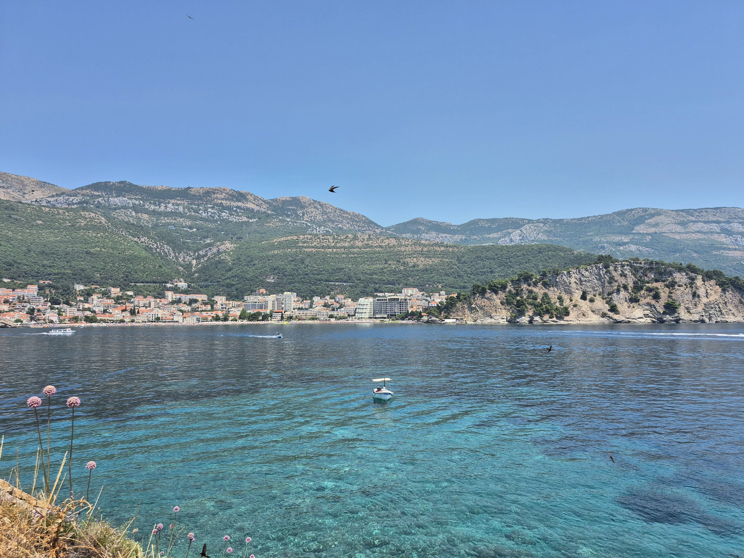 Tag 2: Tour mit dem Roller entlang der Küste nach Petrovac, eine Bootstour und Sveti Stefan