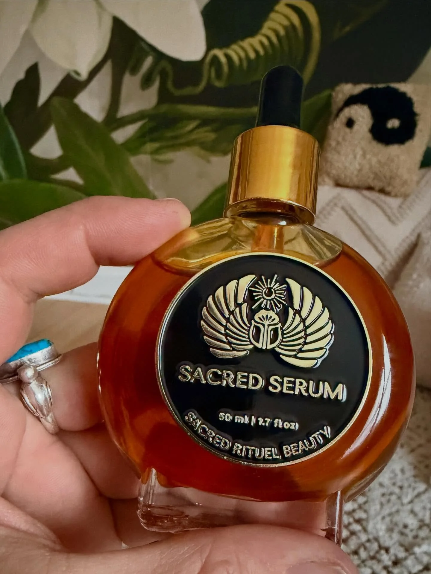 Scared serum @sacredrituel is now available at hawthorn ❣️✨🥰

SACRED SERUM is a herb forward, graceful aging, natural sun protectant, organic superfood face oil designed to repair, nourish &amp; deeply hydrate your skin. Infused with medicinal-grade