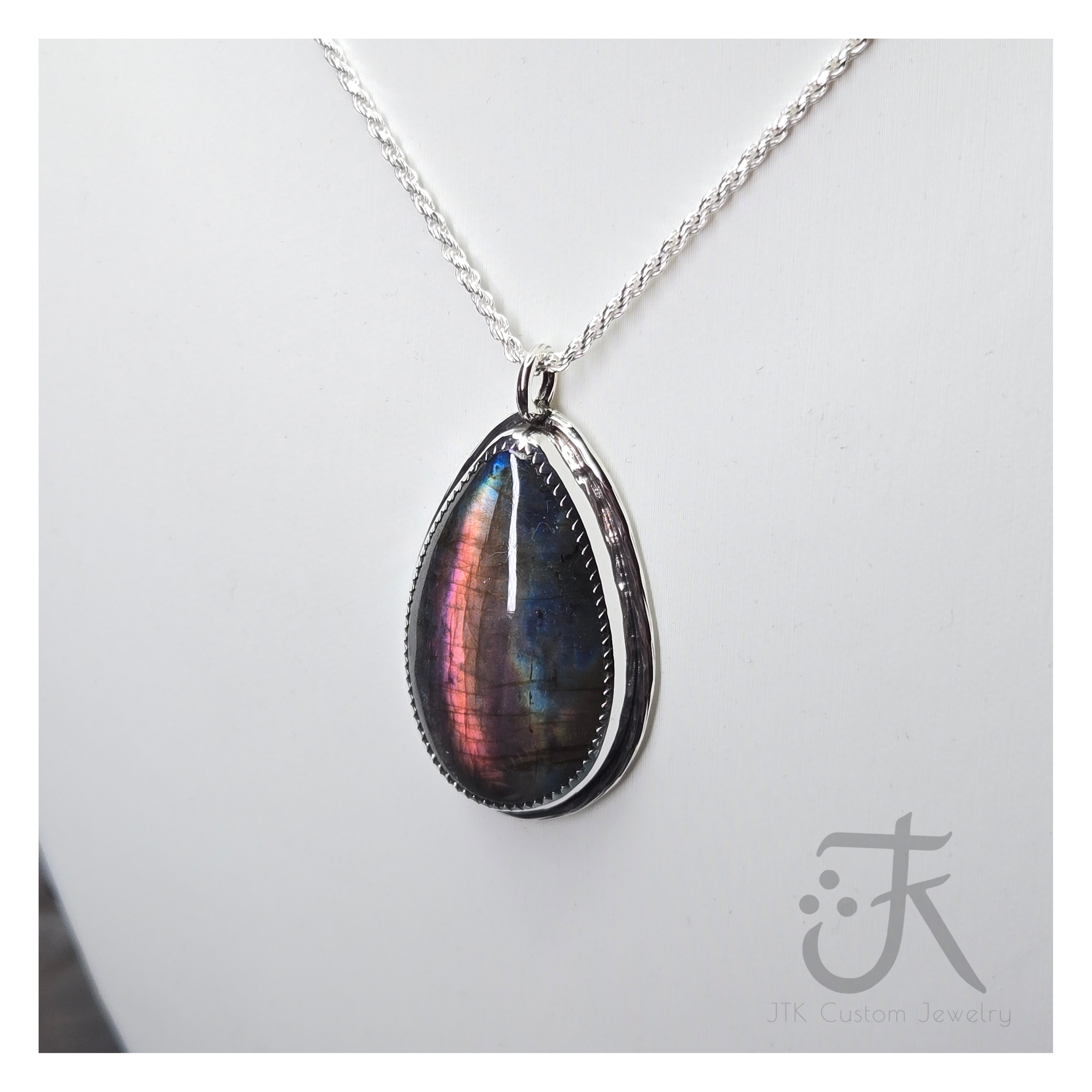 Labradorite Necklace3.png