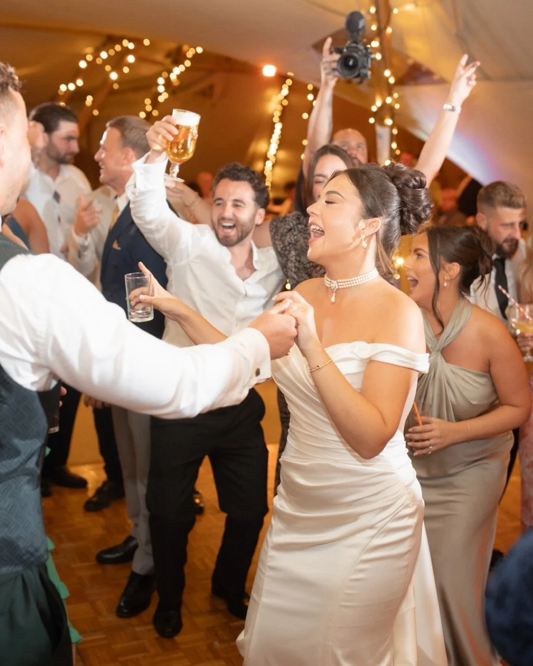 BIG dance-floor for Ruby &amp; Jake&rsquo;s big tipi wedding day 🔥

*The bride and groom and bridal parties set the tone on the floor.

*Band/DJ? What suits you and your crowd? 

*Always grab me on the dance-floor for any quickie group shots. 

*Get