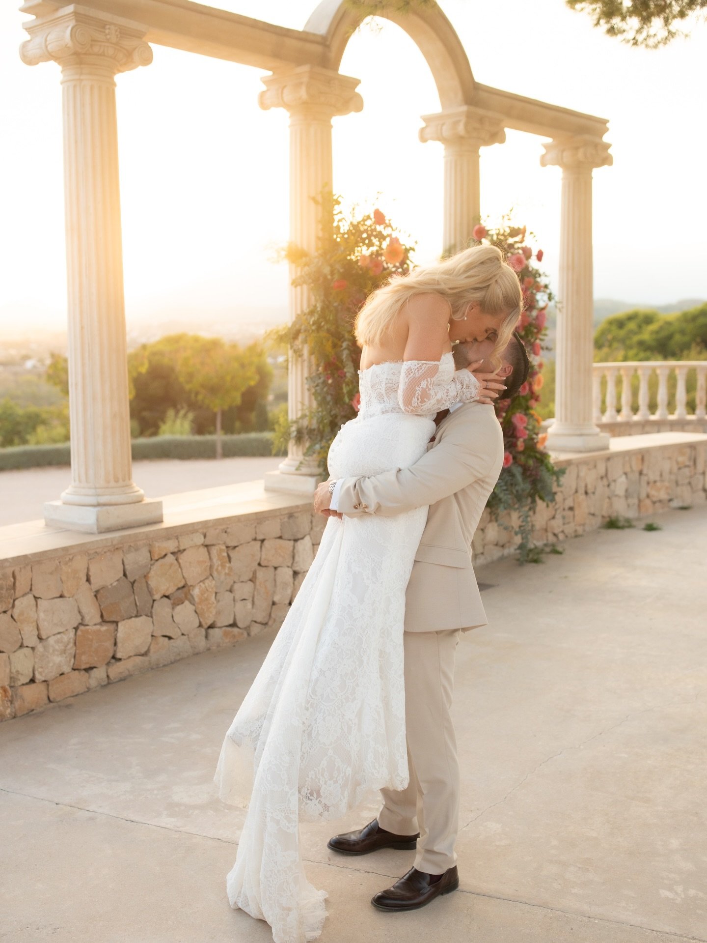 Stunning sunset stroll with the most gorgeous of backdrops in Altea @marquesmontemolar 🔥

Melissa &amp; Frankie

//

@melissalake_ 
@frankielake4 
@marquesmontemolar 
@esencia_floral 
@elpobletevents 
@thegroomsroomessex