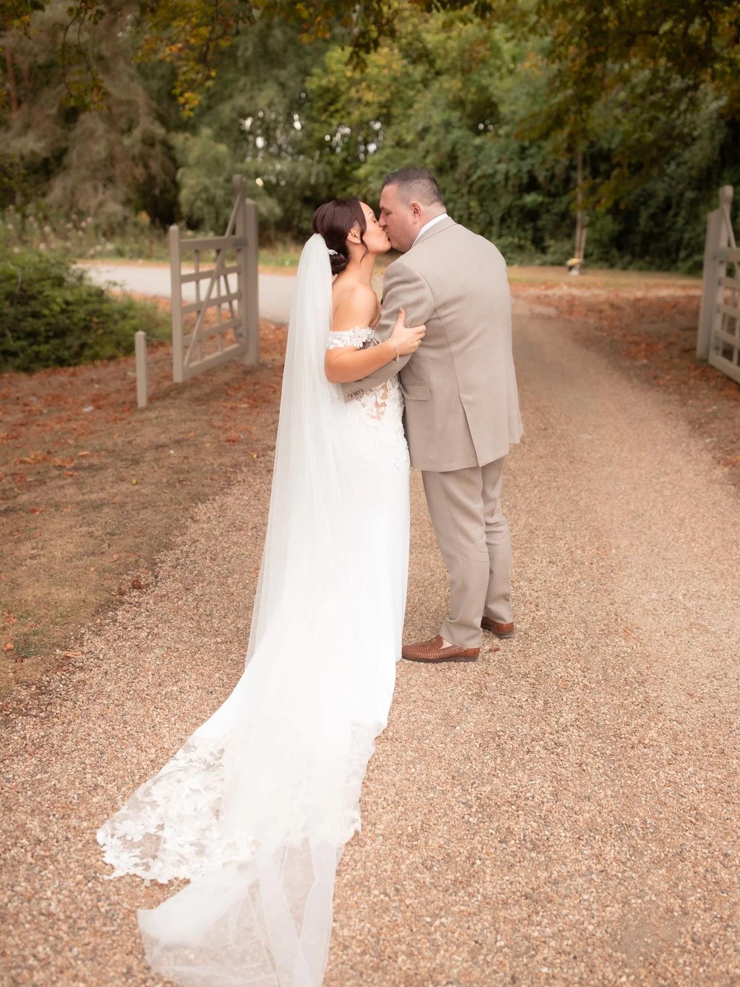 Big moments and little details with Vikki &amp; Charlie at the always stunning @houchinsweddingvenue 🧡

//

@houchinsweddingvenue 
@vikfrenchx 
@charliefren42 
@pampasbox 
@charlismithhairmakeup 
@marcdarcysuits 
@editsuits 
@limeberrycatering 
@cre