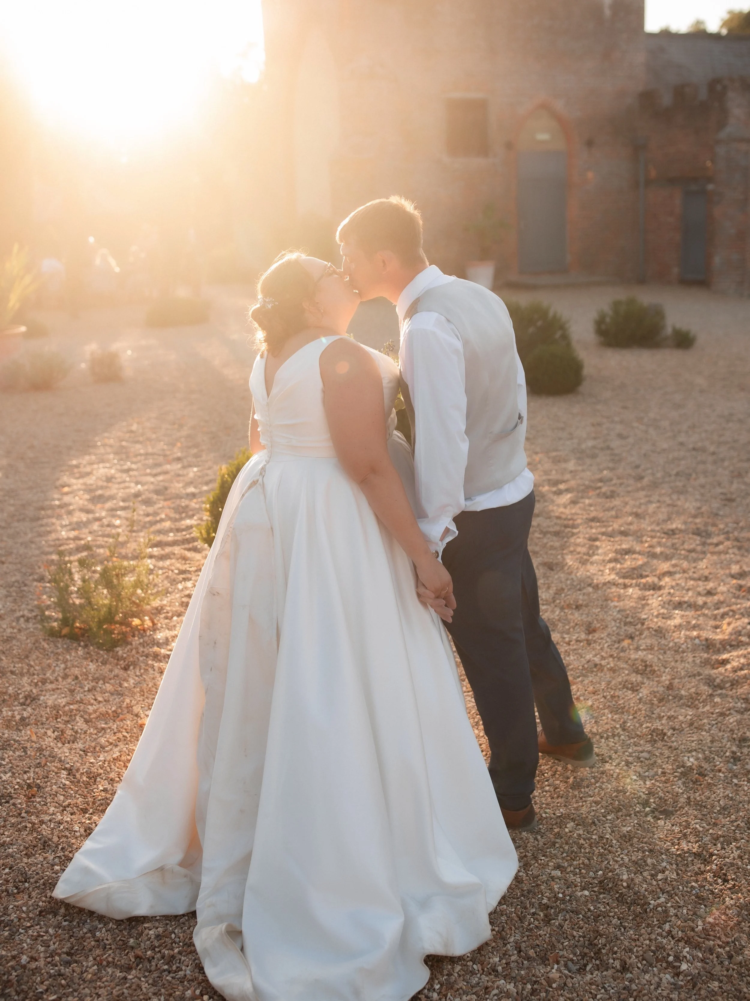 Emily &amp; James 💐

A beautiful day over at the very unique @wasingweddings 💥 Congrats you two 🧡

//

@emcampbell_5 
@wasingweddings 
@wed2b
