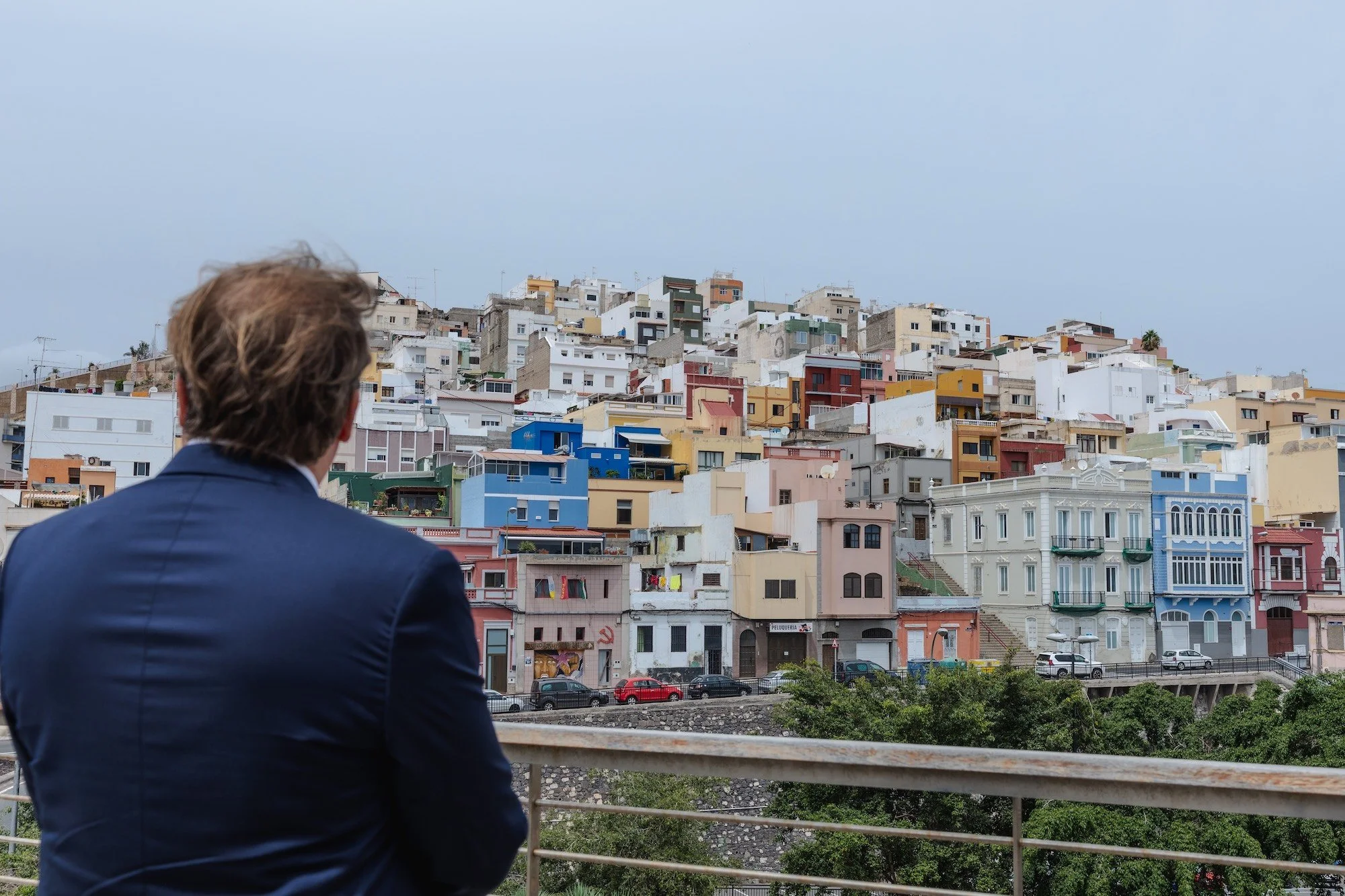 El alcalde de Victoria, Brian Azzopardi, contempla las vistas de Las Palmas de Gran Canaria desde un mirador durante su visita institucional