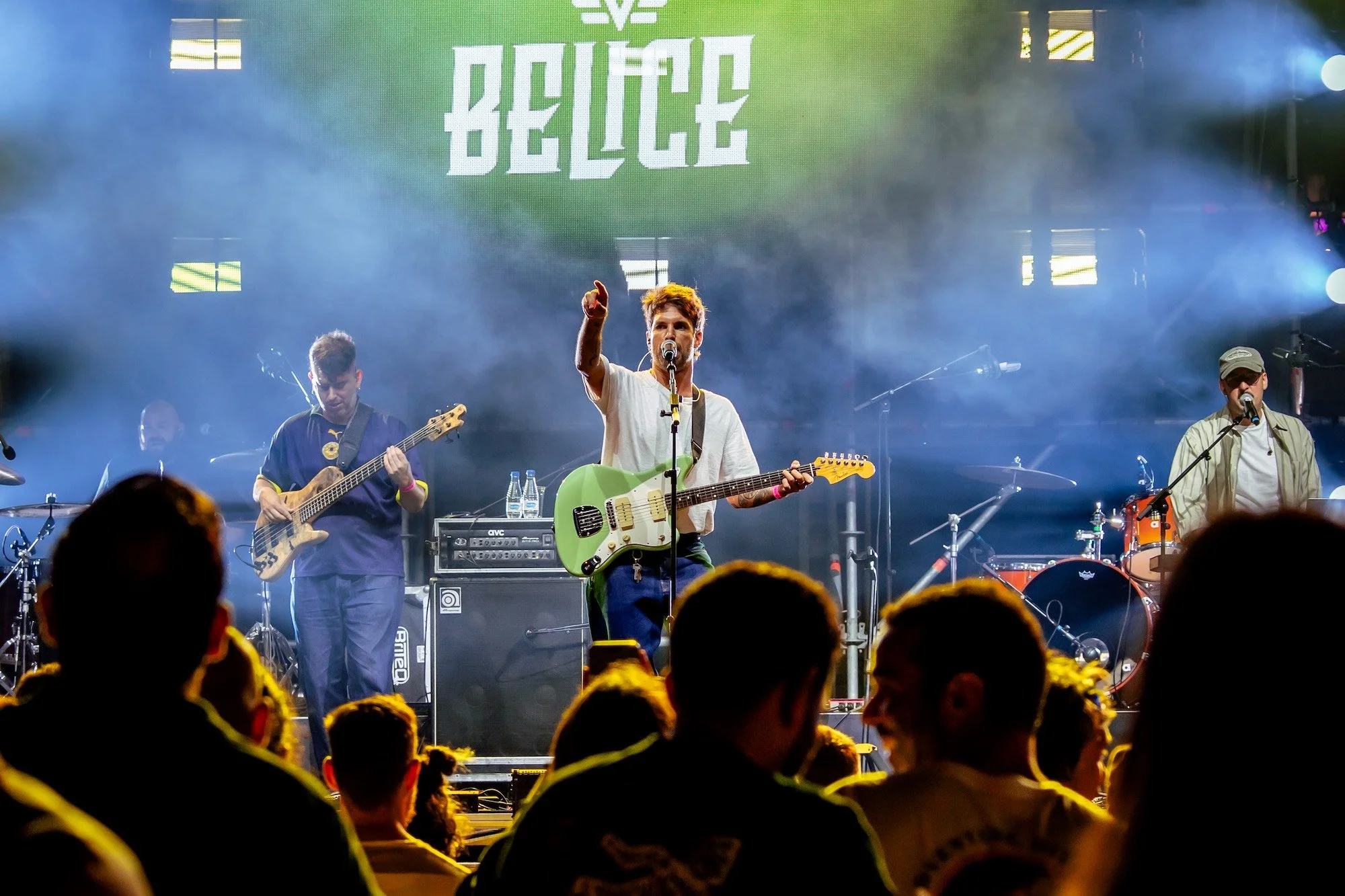 El grupo Belice actúa en el escenario LPGC'31 durante el Mojo Music Fest, entre humo escénico y luces azules y verdes