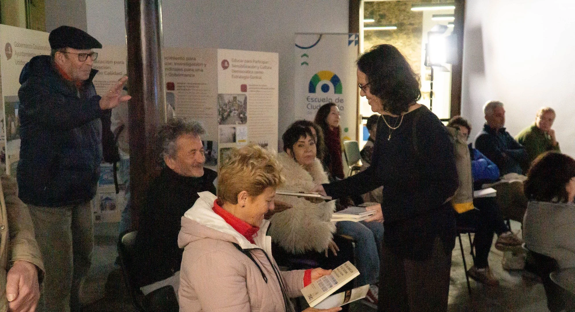 Entrega de ejemplares en la presentación de publicaciones 'Por una rebelión en el turismo'. Foto espacioGuía.jpg