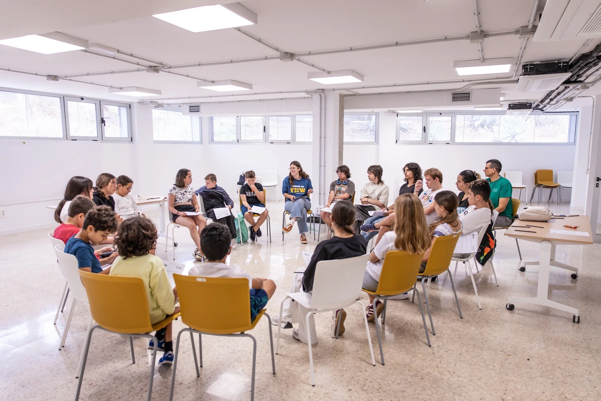 Grupo de participantes del campus VOPIA Urban Lab reunido en círculo durante una dinámica sobre derechos de la infancia