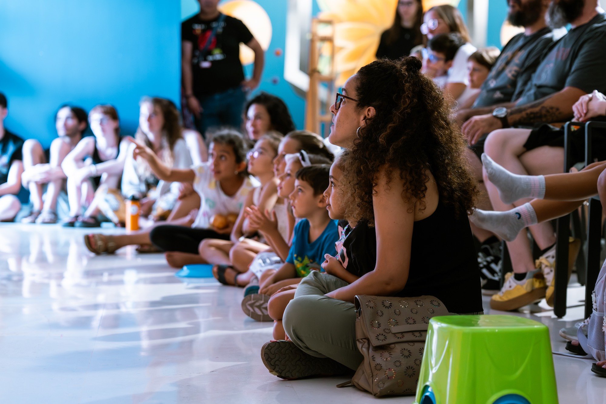 Público y familias observando una actividad circense durante la jornada de Circus 4 All en Las Palmas de Gran Canaria