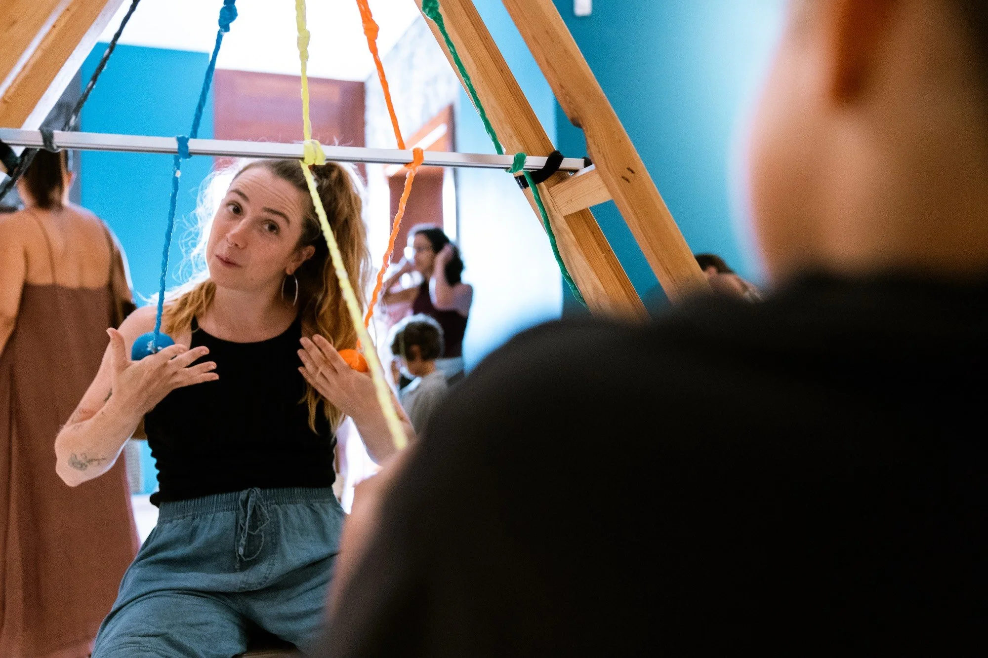 Formadora explicando una técnica de tela aérea durante un taller de circo social del proyecto Circus 4 All