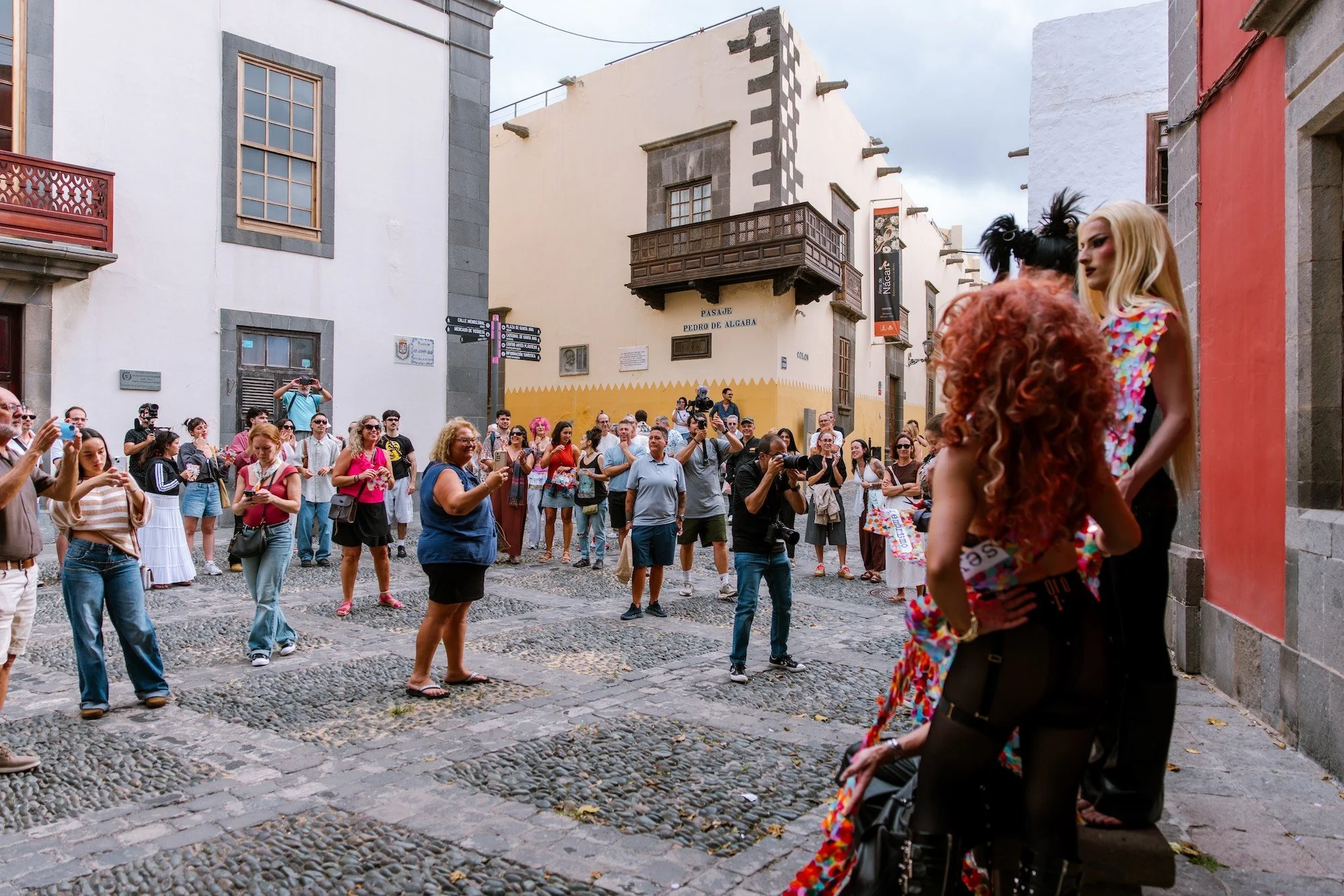 Público y artistas de Art al Quadrat marchando por el casco histórico de Vegueta camino al CAAM-San Antonio Abad