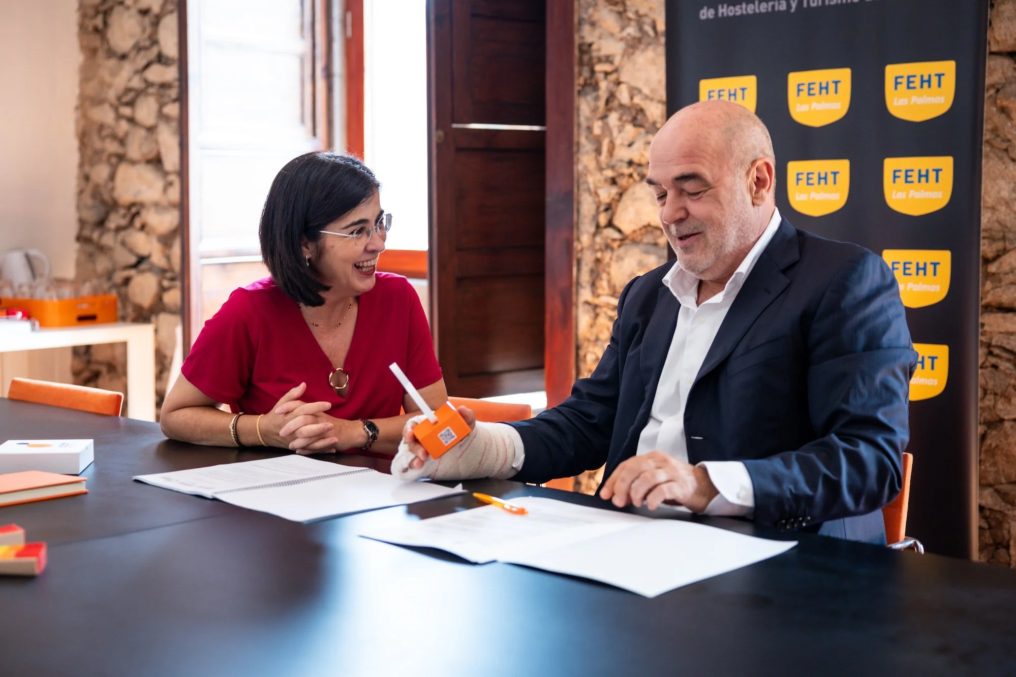 La alcaldesa Carolina Darias y el presidente de la FEHT, José María Mañaricúa, firman el manifiesto de adhesión a LPGC'31 en la sede de la federación