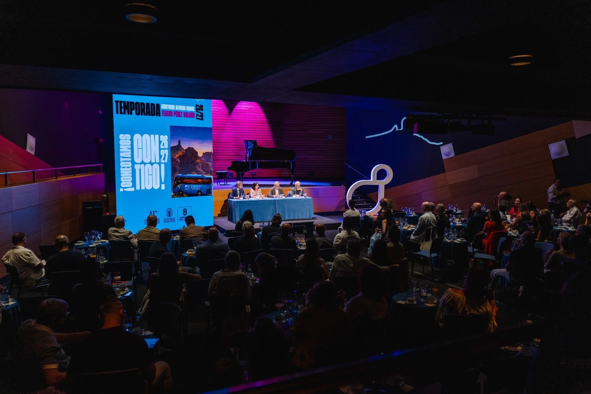 Público asistente a la presentación de la temporada '¡Conectamos contigo!' en el Auditorio Alfredo Kraus