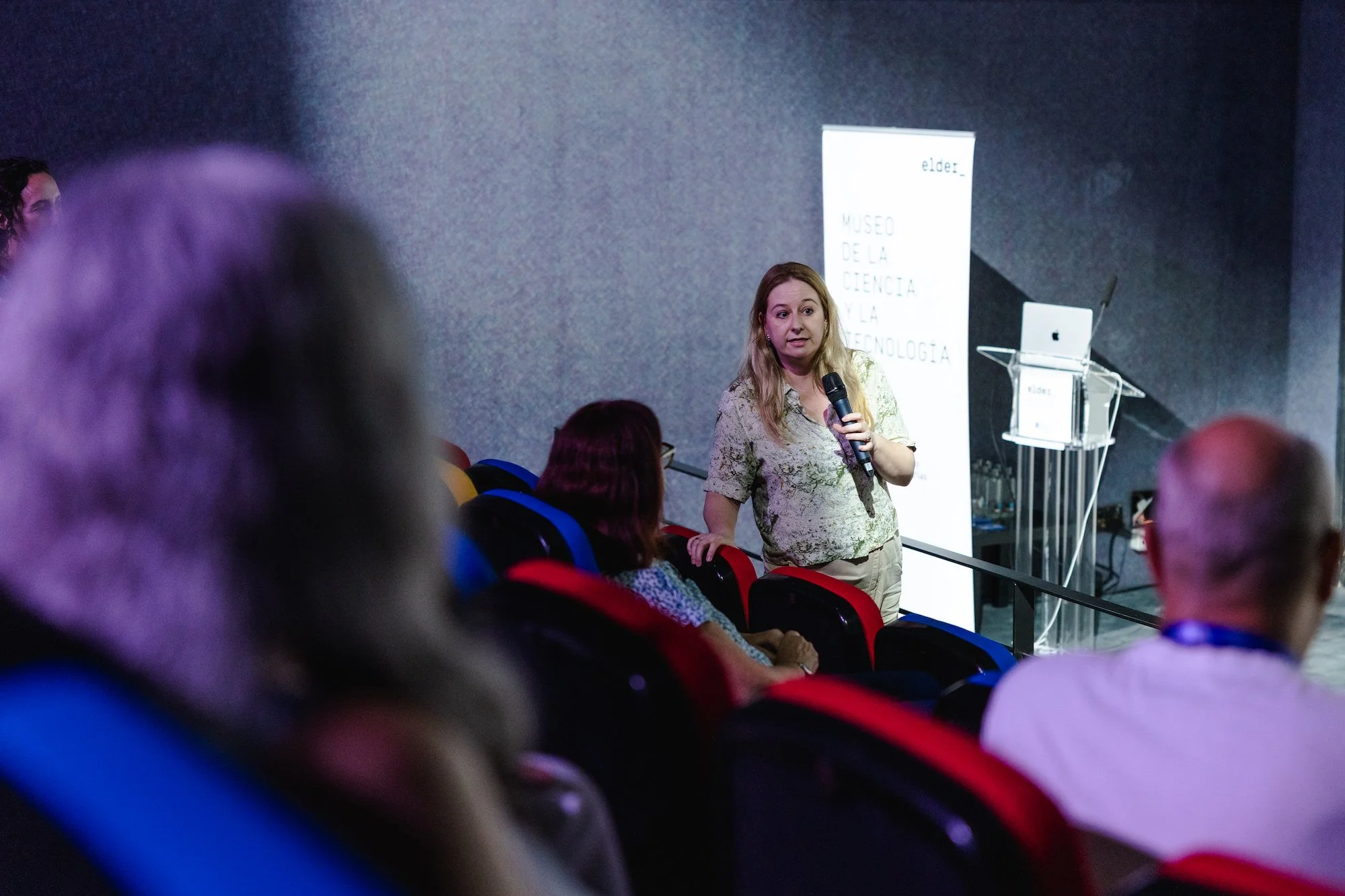 Elvira Rilova, responsable de Dimensión Europea de LPGC'31, interviene con micrófono durante el debate posterior a la conferencia inaugural de las Jornadas A Cielo Abierto, en el Museo Elder