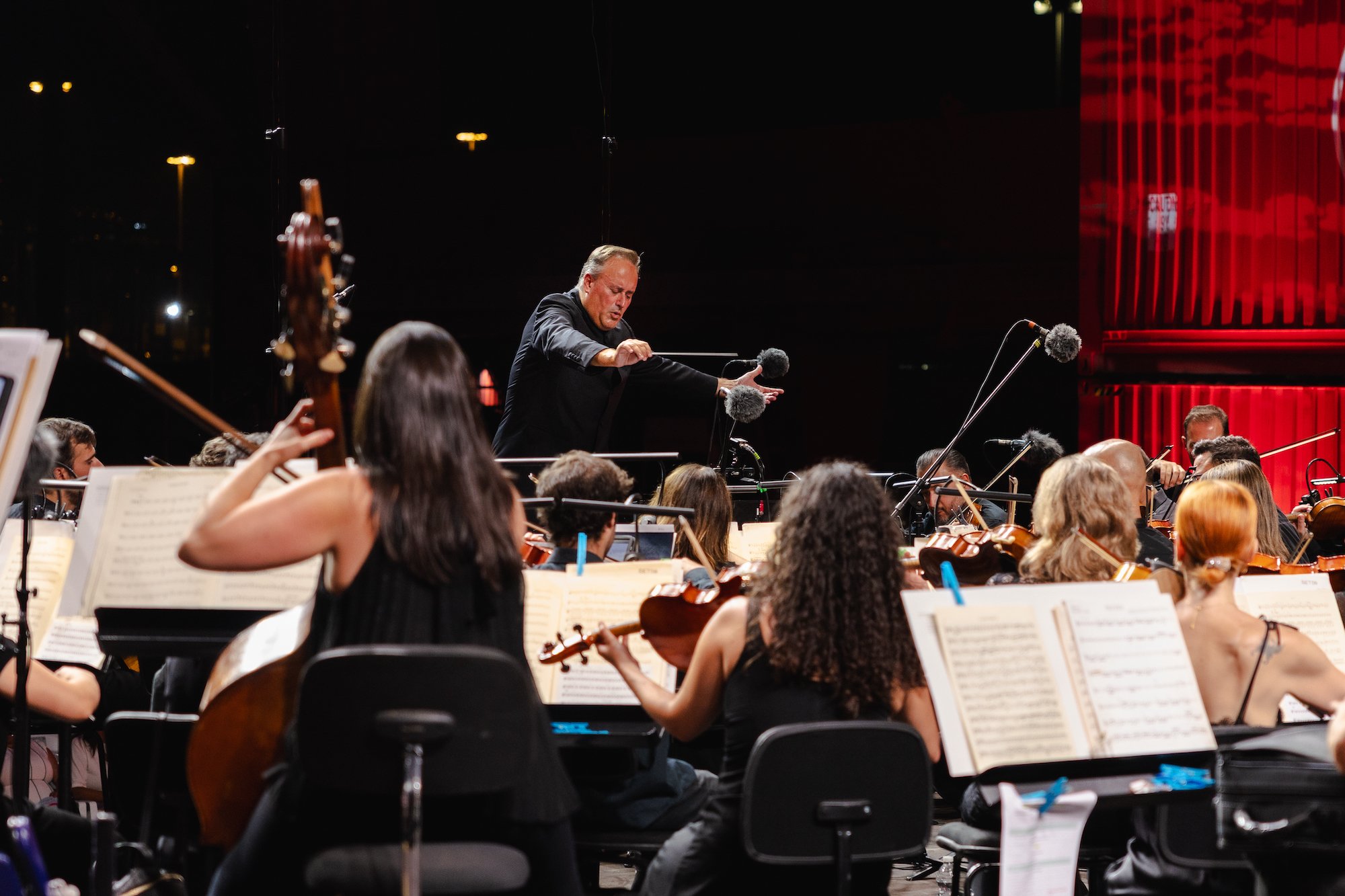 El director Karel Mark Chichon dirige a la Orquesta Filarmónica de Gran Canaria durante el Concierto de Contenedores, en su despedida al frente de la orquesta