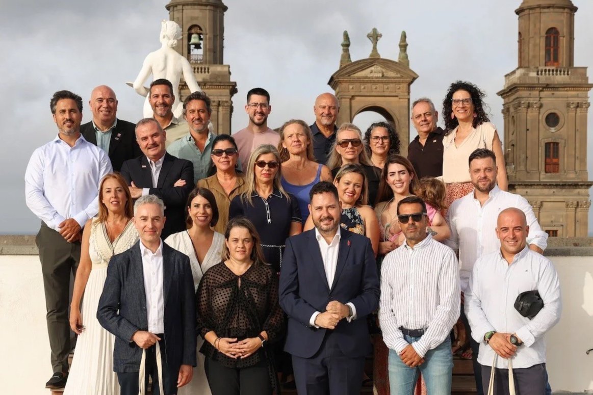 Foto de grupo de representantes de BNI Las Palmas y la candidatura LPGC'31 en la azotea de las Casas Consistoriales de Las Palmas de Gran Canaria