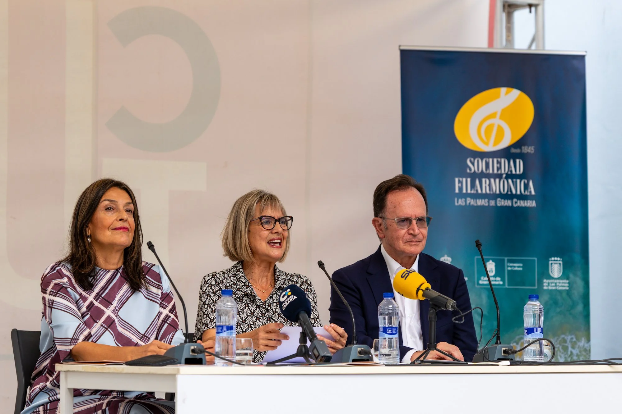 Elsa Guerra, presidenta de la Sociedad Filarmónica, interviene junto a otros representantes institucionales durante la presentación de la nueva temporada de conciertos