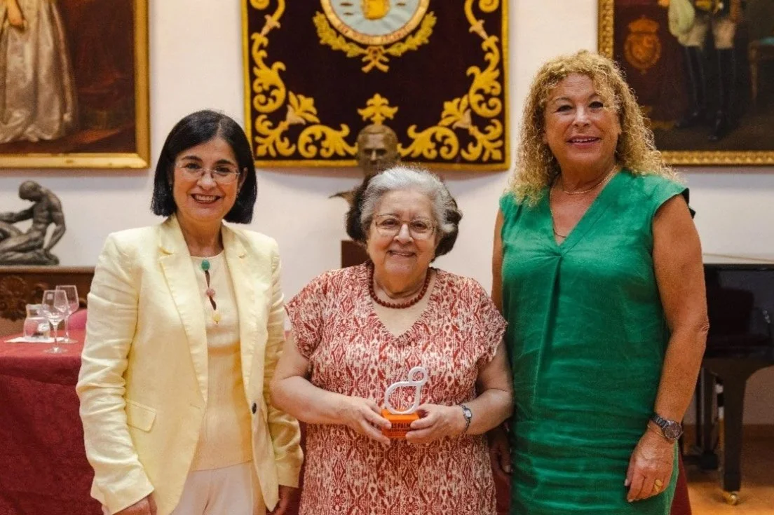 Carolina Darias, Rosario Álvarez y Ana María Quesada posan con el galardón de LPGC'31 en la sede de la Real Academia de Bellas Artes San Miguel Arcángel, en Tenerife