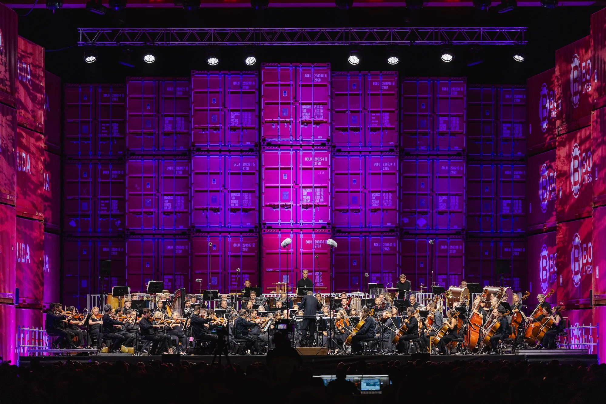 La Orquesta Filarmónica de Gran Canaria actúa frente a la torre de contenedores iluminada, durante el Concierto de Contenedores en el Puerto de La Luz